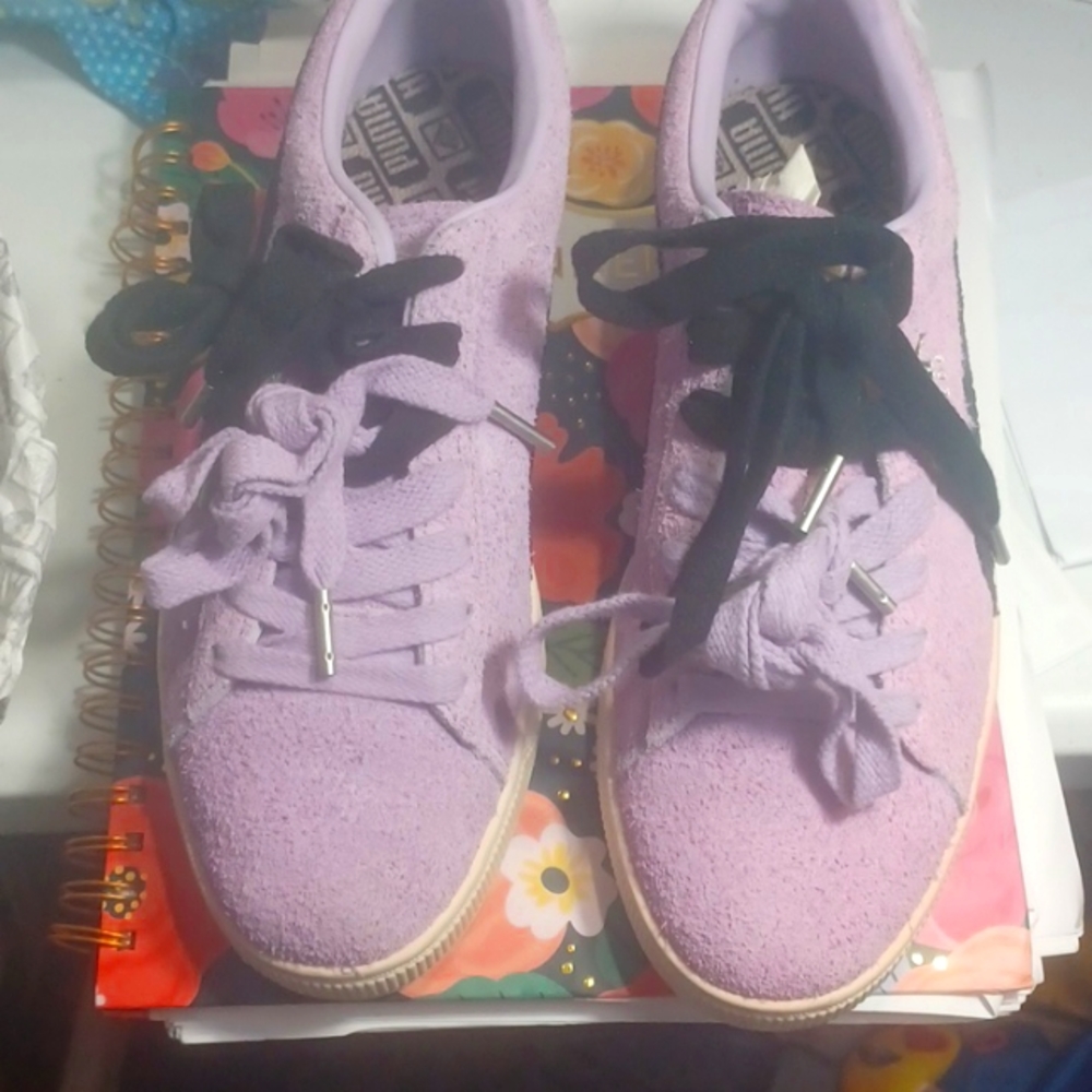 Ladies Puma Suede tennis shoes  size 7. Worn  once.